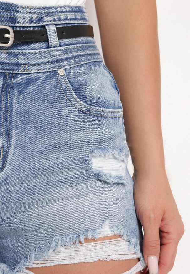 Born2be - Jasnoniebieskie Szorty Jeansowe z Wysokim Stanem z Paskiem z Ekoskóry i Postrzępionymi Nogawkami Kaelle. Stan: podwyższony. Kolor: niebieski. Materiał: jeans. Styl: elegancki