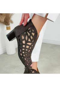 C.Brązowe sandały damskie na obcasie z zakrytą piętą M.Daszyński 1954-15 26. Okazja: na co dzień. Kolor: brązowy. Materiał: zamsz. Wzór: ażurowy. Sezon: wiosna, lato. Obcas: na obcasie. Styl: elegancki, klasyczny, casual, wizytowy. Wysokość obcasa: średni #1