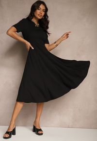 Renee - Czarna Sukienka Rozkloszowana o Taliowanym Fasonie Telaswena. Okazja: na co dzień. Kolor: czarny. Styl: elegancki, casual