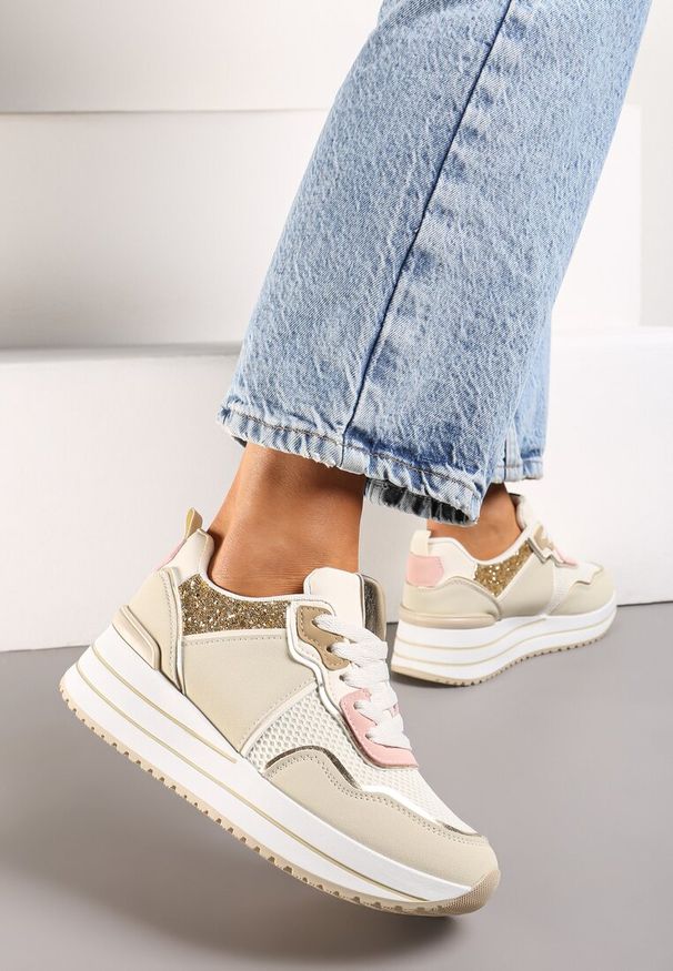 Renee - Beżowe Sneakersy na Niskiej Platformie ze Wstawkami z Brokatu Quinnes. Okazja: na co dzień. Zapięcie: sznurówki. Kolor: beżowy. Obcas: na platformie