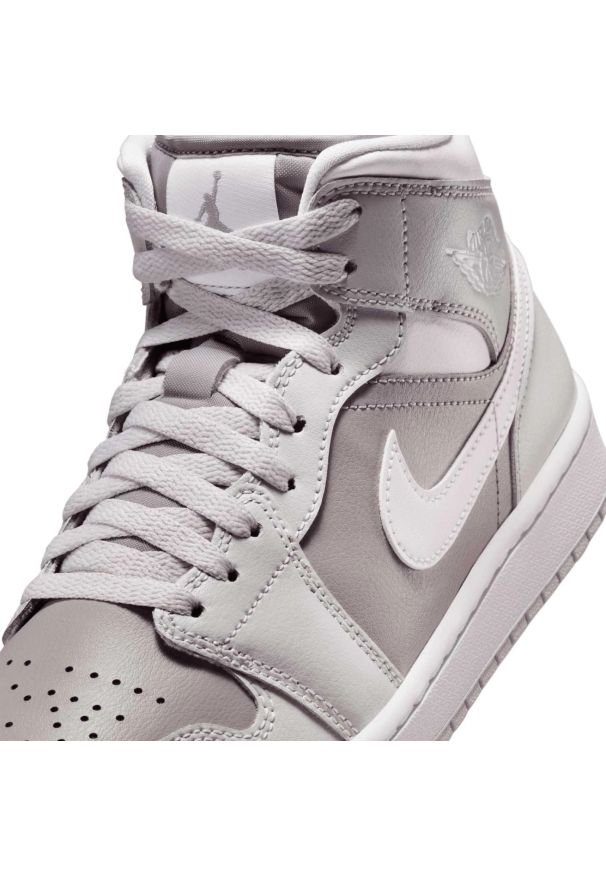 Nike Air Jordan 1 Mid Photon Dust Atmosphere Sneakersy damskie. Okazja: na co dzień. Kolor: szary. Materiał: skóra, guma. Szerokość cholewki: normalna. Model: Nike Air Jordan