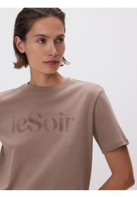Reserved - T-shirt z nadrukiem - brązowy. Kolor: brązowy. Materiał: dzianina, bawełna. Wzór: nadruk