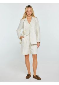 Big-Star - Szorty damskie lniane w prążek kremowe Kinnisa 102. Okazja: na co dzień. Kolor: kremowy. Materiał: len. Wzór: prążki. Sezon: lato. Styl: casual, klasyczny, elegancki #6