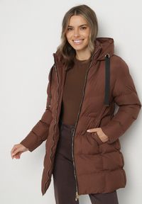 Born2be - Brązowa Długa Pikowana Kurtka z Kapturem i Dwustronnym Suwakiem Naorinae. Okazja: na co dzień, do pracy. Typ kołnierza: kaptur. Kolor: brązowy. Materiał: jeans. Długość rękawa: długi rękaw. Długość: długie. Sezon: zima. Styl: casual, elegancki #4