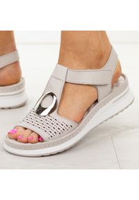 Szare skórzane sandały damskie Jezzi 9758. Okazja: na co dzień. Nosek buta: okrągły. Zapięcie: rzepy. Kolor: szary. Wzór: aplikacja. Materiał: skóra. Sezon: wiosna, lato. Obcas: na platformie. Styl: casual, klasyczny, elegancki #1