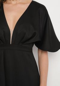 Born2be - Czarna Koktajlowa Sukienka Vices o Asymetrycznym Kroju z Falbanką Finexia. Okazja: na ślub cywilny, na wesele, na imprezę. Kolor: czarny. Wzór: aplikacja. Typ sukienki: asymetryczne. Styl: wizytowy #2