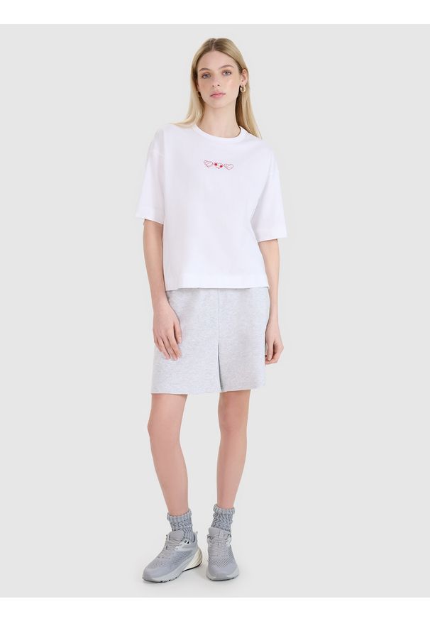 4f - 4F T-shirt oversize z nadrukiem damski - biały XS. Okazja: na co dzień. Kolor: biały. Materiał: jersey, bawełna, dzianina. Długość rękawa: krótki rękaw. Długość: krótkie. Wzór: nadruk. Styl: sportowy, klasyczny, casual