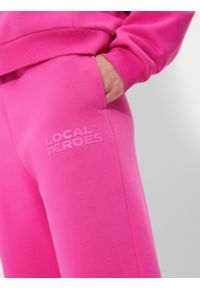 4f - Spodnie dresowe joggery damskie 4F x Local Heroes. Kolor: różowy. Materiał: dresówka #2