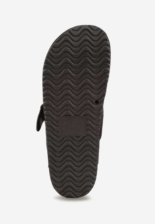 Born2be - Czarne Klapki z Ozdobnym Paskiem i Klamrą Calevelis. Nosek buta: okrągły. Kolor: czarny. Materiał: jeans. Obcas: na obcasie. Styl: elegancki, klasyczny. Wysokość obcasa: średni