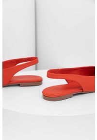 Answear Lab baleriny skórzane kolor czerwony z odkrytą piętą. Kolor: czerwony. Materiał: skóra. Obcas: na obcasie. Styl: wakacyjny. Wysokość obcasa: niski #3