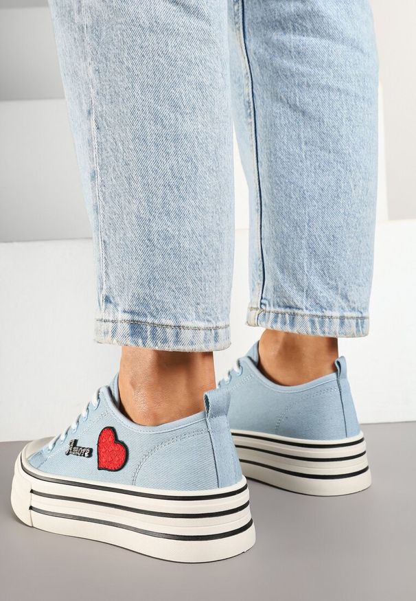 Renee - Niebieskie Trampki na Grubej Podeszwie z Aplikacją i Napisem Eheria. Okazja: na co dzień. Zapięcie: bez zapięcia. Kolor: niebieski. Materiał: jeans. Wzór: napisy, aplikacja. Styl: klasyczny, casual