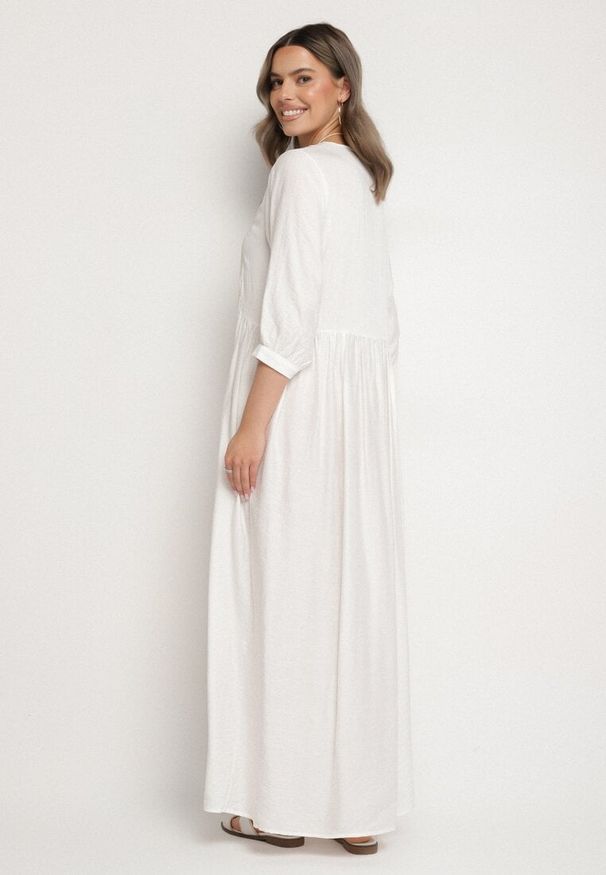 Born2be - Biała Wiskozowa Sukienka z Ozdobnym Haftem Galrisena. Okazja: na spotkanie biznesowe. Kolor: biały. Materiał: wiskoza. Wzór: haft. Styl: biznesowy, elegancki, klasyczny