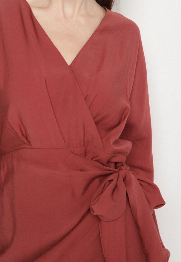 Born2be - Czerwona Wiskozowa Sukienka Kopertowa z Wiązaniem i Bufiastymi Rękawami Onevia. Okazja: na co dzień. Kolor: czerwony. Materiał: wiskoza. Typ sukienki: kopertowe. Styl: casual, klasyczny