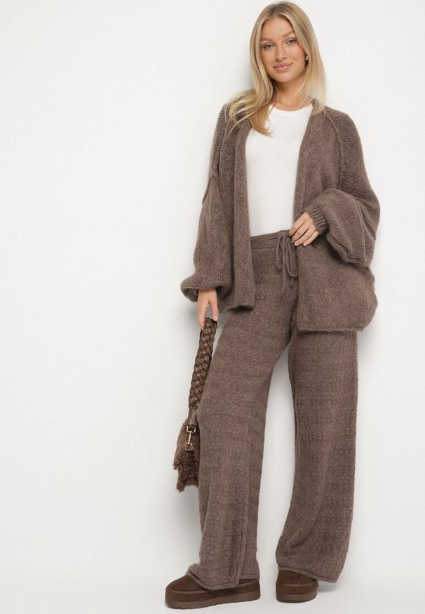 Born2be - Jasnobrązowy Nietoperzowy Kardigan Bez Zapięć z Domieszką Wełny i Wiskozy Rallisa. Okazja: na co dzień. Kolor: brązowy. Materiał: wełna, wiskoza. Wzór: gładki. Styl: casual