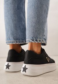 Renee - Czarne Chunky Sneakersy VICES na Platformie z Ozdobą w Kształcie Gwiazdki Anatale. Okazja: na co dzień. Kolor: czarny. Wzór: aplikacja. Obcas: na platformie #2