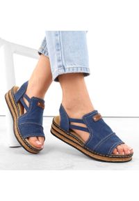 Komfortowe sandały damskie na platformie jeansowe Rieker 62982-12 niebieskie. Kolor: niebieski. Materiał: jeans. Obcas: na platformie #8
