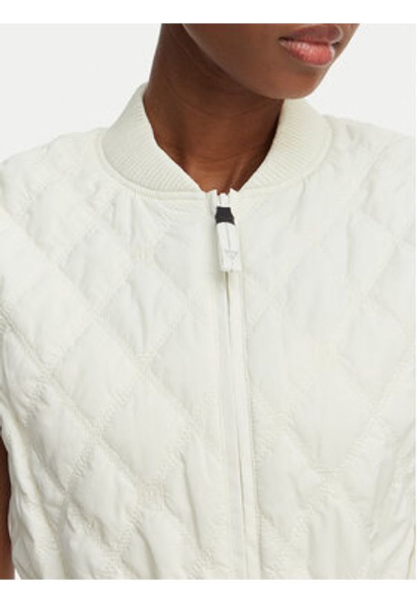 Guess Bezrękawnik W6GL01 W1400 Biały Regular Fit. Kolor: biały. Materiał: syntetyk. Długość rękawa: bez rękawów