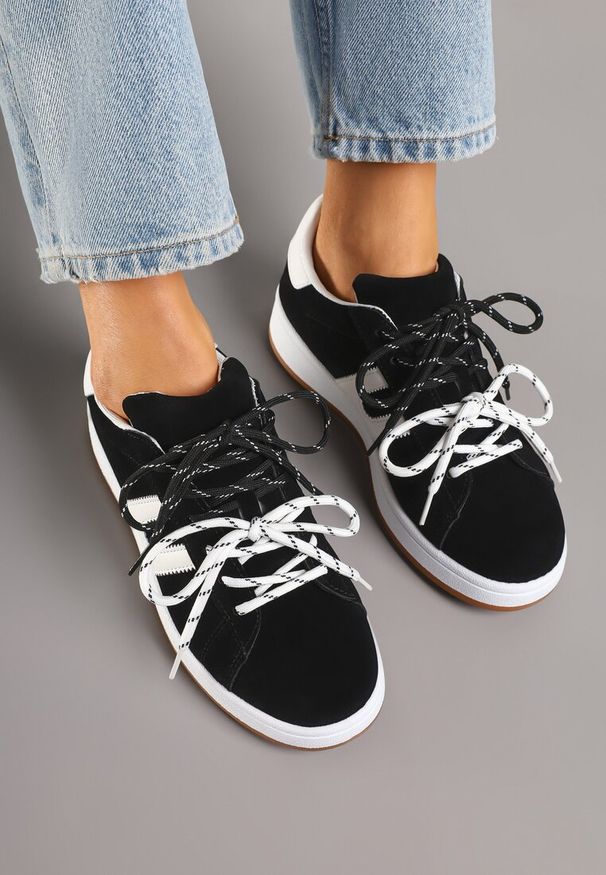 Renee - Czarne Sneakersy Ozdobione Geometrycznym Motywem Telindrela. Okazja: na co dzień. Kolor: czarny. Materiał: jeans. Wzór: aplikacja, geometria