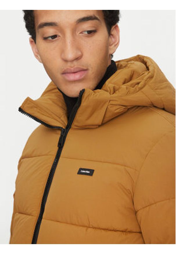 Calvin Klein Kurtka zimowa Crinkle K10K110336 Brązowy Regular Fit. Kolor: brązowy. Materiał: syntetyk. Sezon: zima