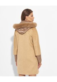 CINZIA ROCCA - Kamelowy płaszcz z futrem. Kolor: brązowy. Materiał: futro. Długość: długie #6