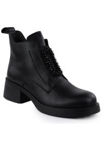 Skórzane botki damskie z ozdobą czarne D&A S.Barski Premium Collection JC52-869. Kolor: czarny. Materiał: skóra. Wzór: aplikacja. Styl: elegancki