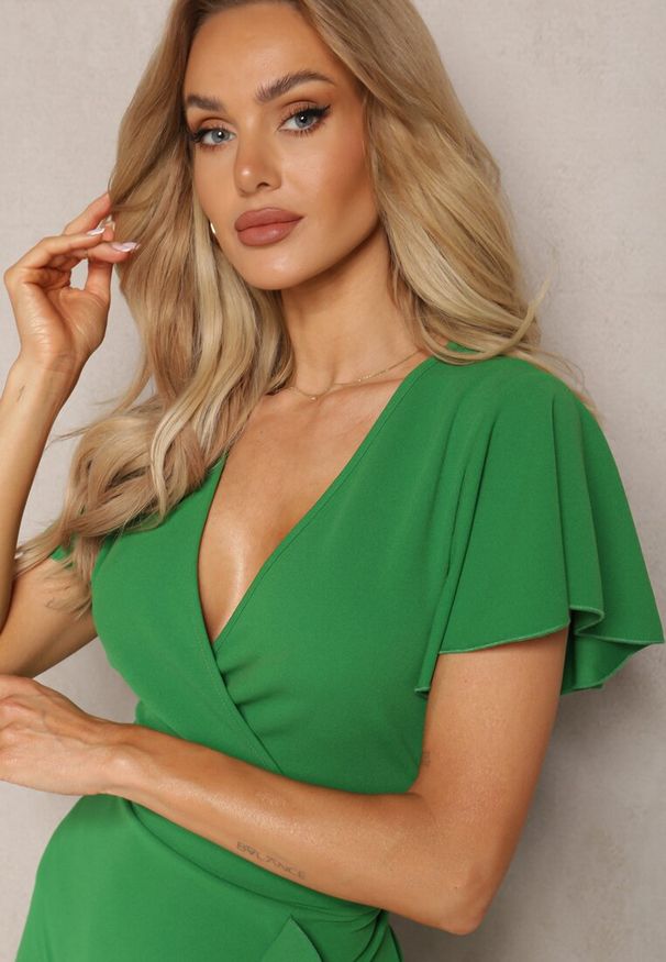 Renee - Zielona Mini Sukienka o Dopasowanym Kroju z Kopertową Górą i Falbanką Haliari. Kolor: zielony. Typ sukienki: kopertowe. Długość: mini