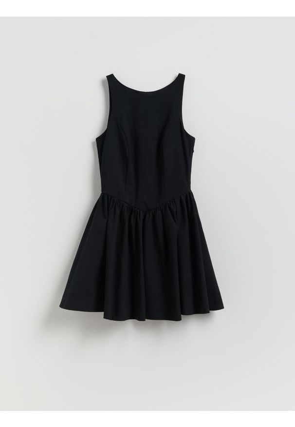Reserved - Sukienka z kokardą - czarny. Typ kołnierza: kokarda. Kolor: czarny. Materiał: dzianina