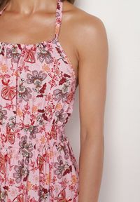 Born2be - Różowa Rozkloszowana Sukienka z Wiskozą z Wiązaniem na Karku Aralune. Okazja: na co dzień, na imprezę. Kolor: różowy. Materiał: wiskoza. Typ sukienki: rozkloszowane, proste. Styl: klasyczny, casual, elegancki #3