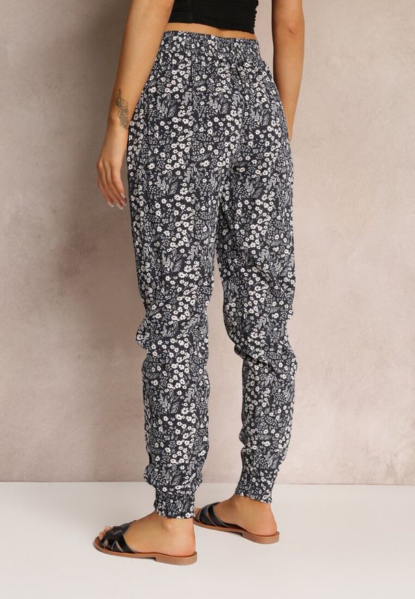 Renee - Granatowe Kwieciste Spodnie z Gumką w Talii i Wsuwanym Kieszeniami Aneva. Kolor: niebieski. Długość: długie