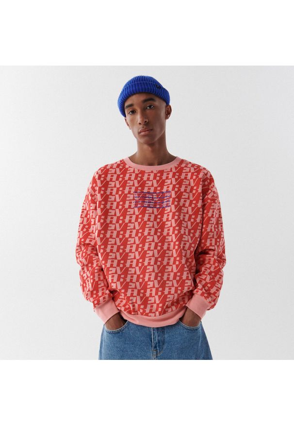 Cropp - Bluza comfort z nadrukiem all over - Różowy. Kolor: różowy. Materiał: bawełna, dzianina. Wzór: nadruk