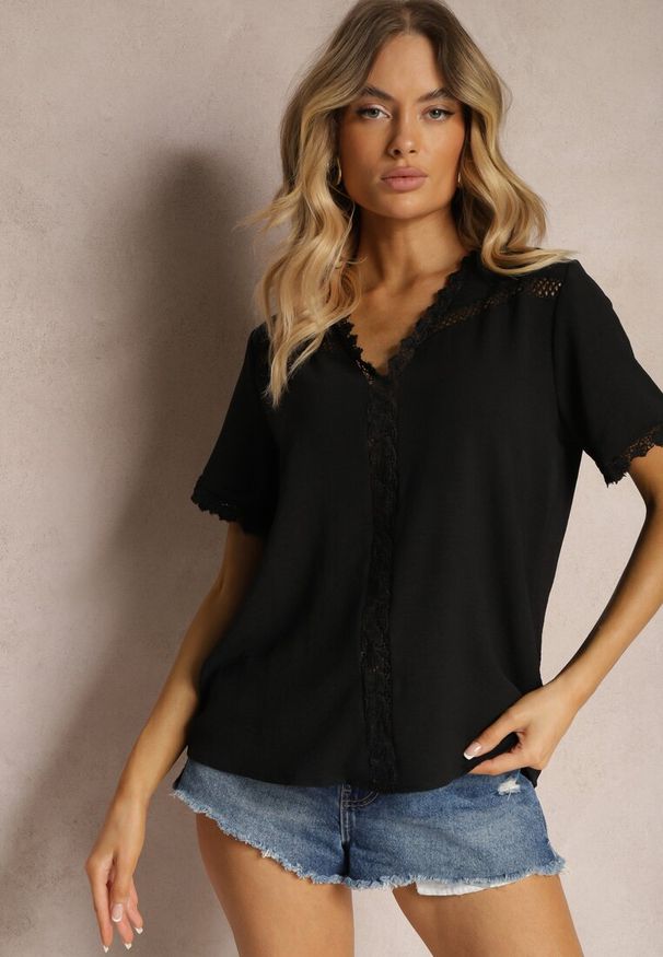 Renee - Czarna Bluzka z Ozdobnym Haftem i Dekoltem w Serek Grisevia. Okazja: na co dzień. Typ kołnierza: dekolt w serek. Kolor: czarny. Materiał: tkanina, jeans. Długość rękawa: krótki rękaw. Długość: krótkie. Wzór: haft. Styl: casual, elegancki, klasyczny