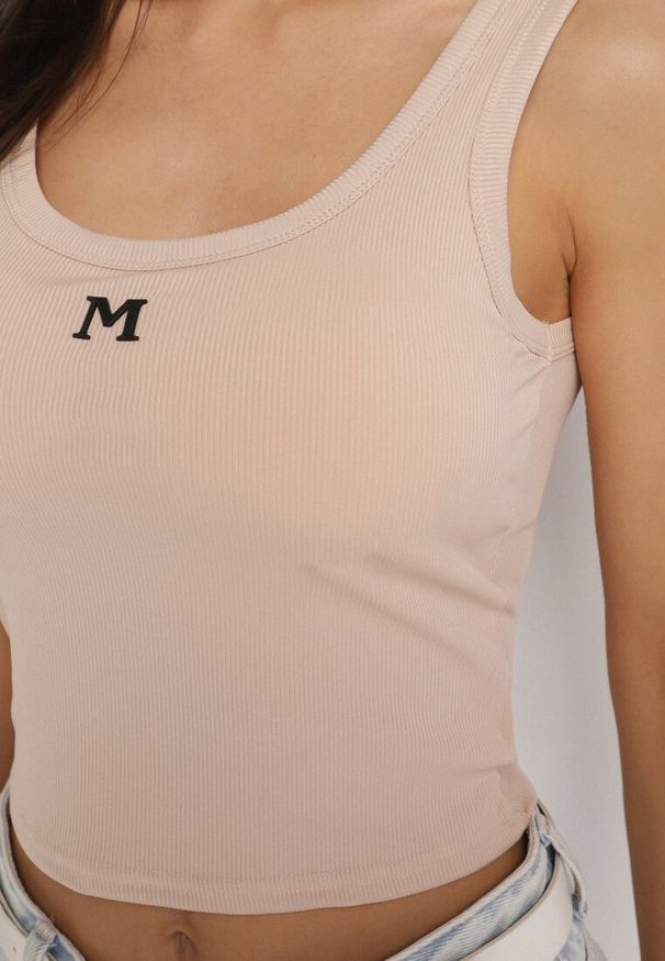 Born2be - Beżowy Prążkowany Top z Usztywnianymi Miseczkami i Ozdobną Literą Nevolirae. Okazja: na co dzień. Kolor: beżowy. Materiał: prążkowany. Styl: klasyczny, casual