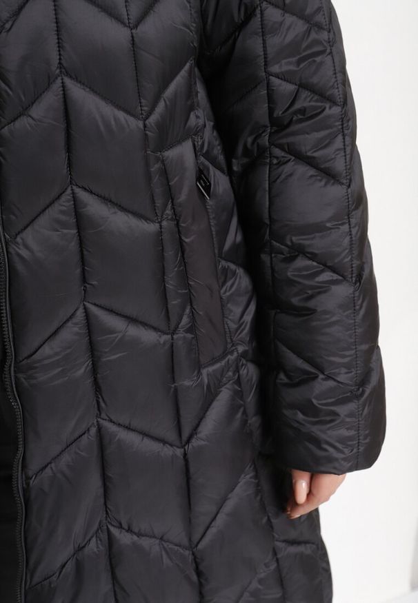 Born2be - Czarna Długa Kurtka z Ozdobnym Pikowanym Przeszyciem i Kapturem Pretini. Okazja: na co dzień. Kolekcja: plus size. Kolor: czarny. Materiał: jeans. Długość rękawa: długi rękaw. Długość: długie. Styl: elegancki, casual, klasyczny