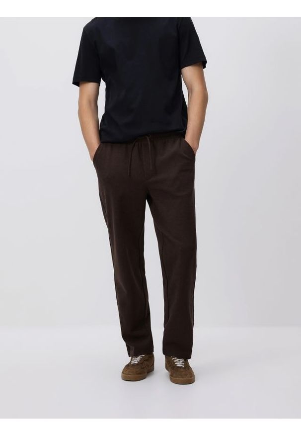 Reserved - Spodnie z wiązaniem - brązowy. Kolor: brązowy. Materiał: dzianina, bawełna