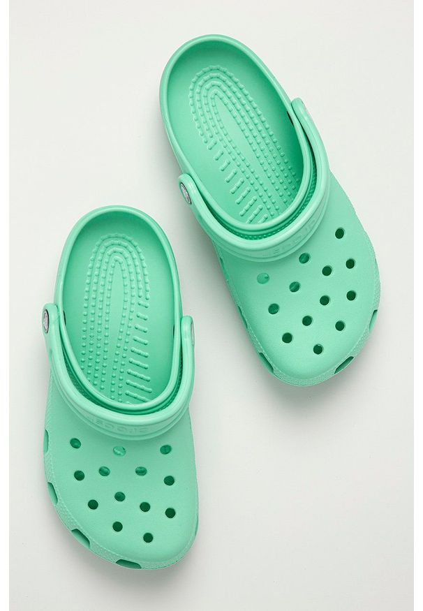 Crocs - Klapki. Kolor: zielony. Materiał: materiał. Wzór: gładki. Obcas: na obcasie. Wysokość obcasa: niski