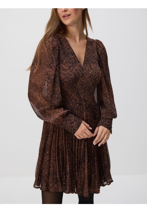 Reserved - Wzorzysta sukienka mini - ciemnobrązowy. Kolor: brązowy. Materiał: tkanina. Długość: mini