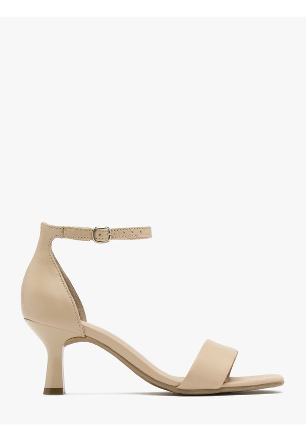 Ryłko - Beżowe sandały na lakierowanej szpilce GWEN. Zapięcie: pasek. Kolor: beżowy. Materiał: skóra. Obcas: na obcasie. Wysokość obcasa: średni