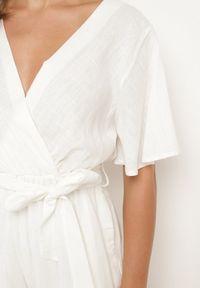 Born2be - Biały Bawełniany Kombinezon z Kopertowym Dekoltem i Materiałowym Paskiem w Talii Viklie. Kolor: biały. Materiał: bawełna, materiał. Długość rękawa: krótki rękaw. Długość: krótkie. Styl: elegancki #2