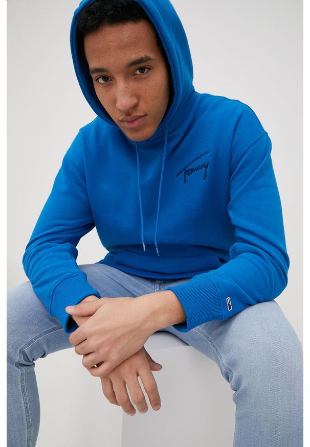 Tommy Jeans bluza męska z kapturem z aplikacją. Typ kołnierza: kaptur. Kolor: niebieski. Materiał: materiał, włókno, dzianina. Wzór: aplikacja