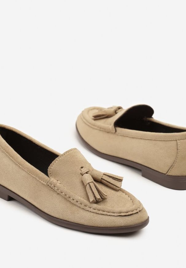 Renee - Ciemnobeżowe Mokasyny z Imitacji Zamszu z Aplikacją z Frędzlami Nalonissa. Okazja: na co dzień. Kolor: beżowy. Materiał: zamsz. Wzór: aplikacja. Obcas: na płaskiej podeszwie. Styl: casual, elegancki