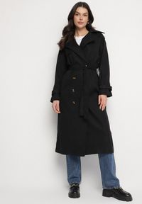 Born2be - Czarny Długi Płaszcz Trencz Dwurzędowy z Paskiem w Talii Cadenite. Typ kołnierza: kolnierz wykładany. Kolor: czarny. Długość: długie #1