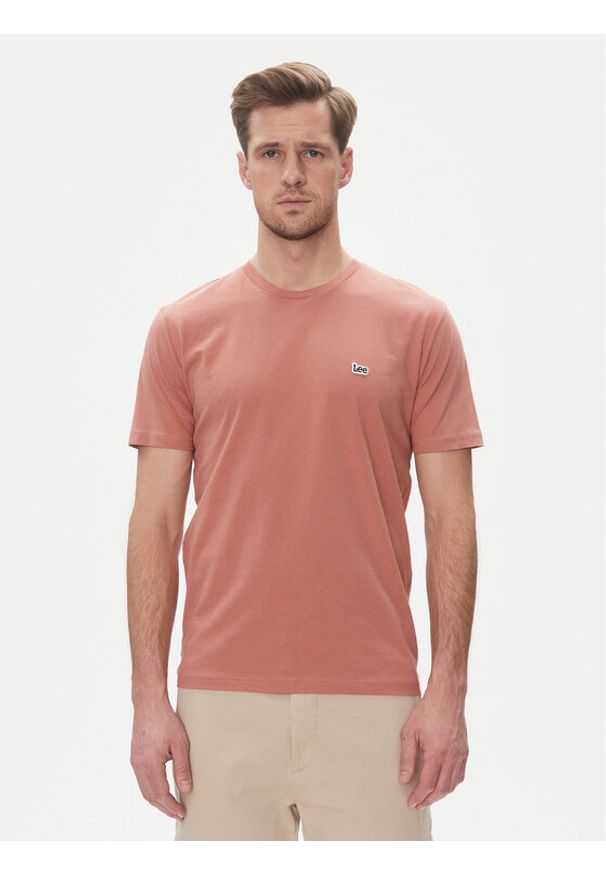 Lee T-Shirt Patch 112364539 Różowy Regular Fit. Kolor: różowy. Materiał: bawełna