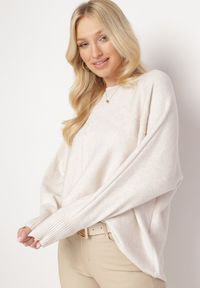 Born2be - Jasnobeżowy Klasyczny Sweter Dzianinowy Odedia. Kolor: beżowy. Materiał: dzianina. Styl: klasyczny #4