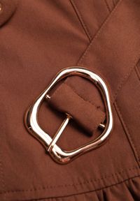 Born2be - Brązowa Koszulowa Sukienka Bez Rękawów Ozdobiona Paskiem z Klamrą Phalixia. Okazja: na co dzień. Kolor: brązowy. Długość rękawa: bez rękawów. Wzór: aplikacja. Typ sukienki: koszulowe. Styl: casual, elegancki #8