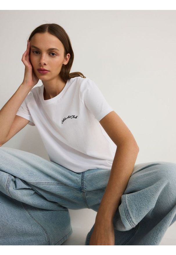 Reserved - T-shirt z haftem - biały. Kolor: biały. Materiał: bawełna. Wzór: haft