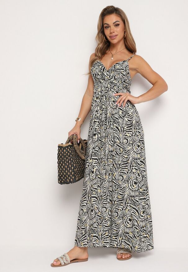 Born2be - Czarno-Biała Bawełniana Sukienka na Regulowanych Ramiączkach z Kopertowym Dekoltem Desvima. Okazja: na co dzień. Kolor: czarny. Materiał: bawełna. Długość rękawa: na ramiączkach. Wzór: nadruk. Sezon: lato. Typ sukienki: kopertowe. Styl: klasyczny, casual, elegancki