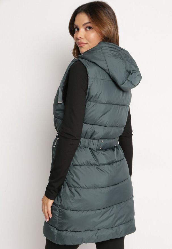 Born2be - Ciemnozielona Długa Kamizelka Dwustronna Zapinana na Suwak z Pikowaniem i Troczkiem w Pasie Heddemia. Kolor: zielony. Długość: długie. Wzór: gładki