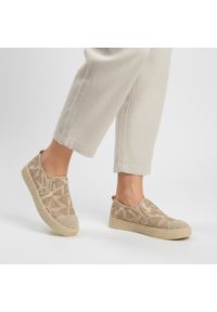 Złoto-Beżowe Półbuty Artiker Modne Obuwie Damskie. Okazja: na co dzień. Kolor: złoty. Materiał: materiał. Szerokość cholewki: normalna. Wzór: geometria, haft. Styl: casual, elegancki #1