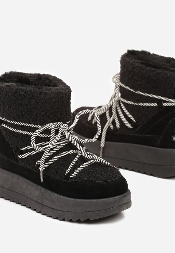 Renee - Czarne Niezapinane Śniegowce na Niskiej Platformie z Futerkiem i Sznurowaniem Avalisande. Zapięcie: sznurówki. Kolor: czarny. Materiał: futro. Szerokość cholewki: normalna. Sezon: zima. Obcas: na platformie