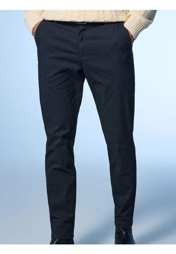 Sinsay - Eleganckie spodnie chino z paskiem - granatowy. Kolor: niebieski. Styl: elegancki